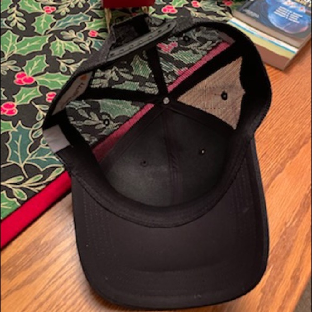 Black men’s carhartt snap back hat.